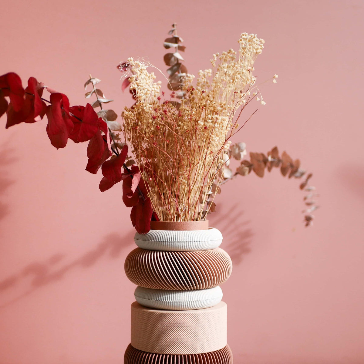 Zoom on the Rosee vase’s elegant surface – its ribbed lines and matte finish highlight the craftsmanship behind this modular, eco-conscious design object