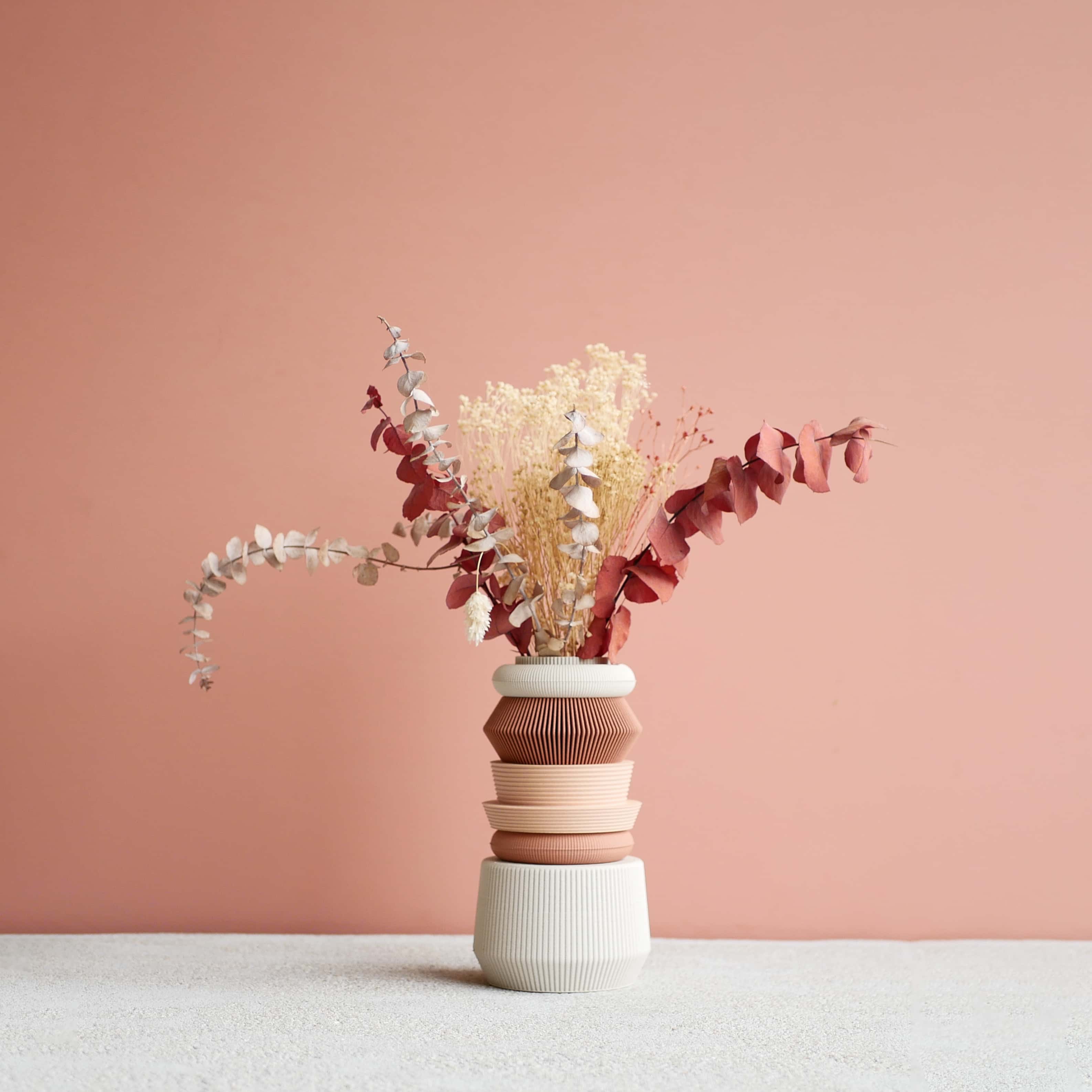 AMA modular vase in blush pink – minimalist design on soft pink background