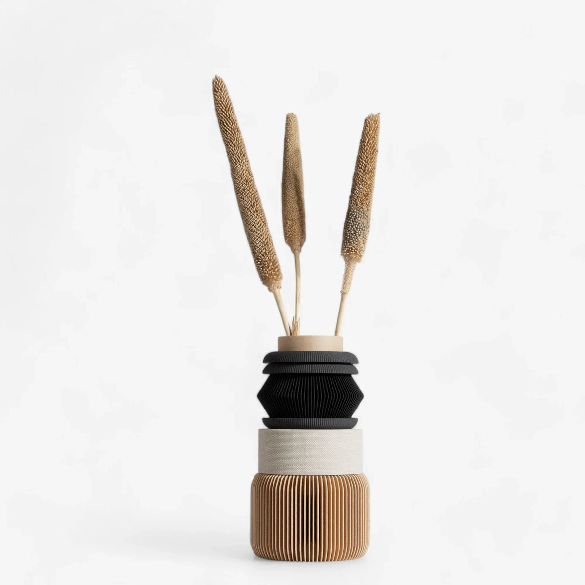 a modular vase made of 6 differents parts you can rearrange every day, with dried flowers