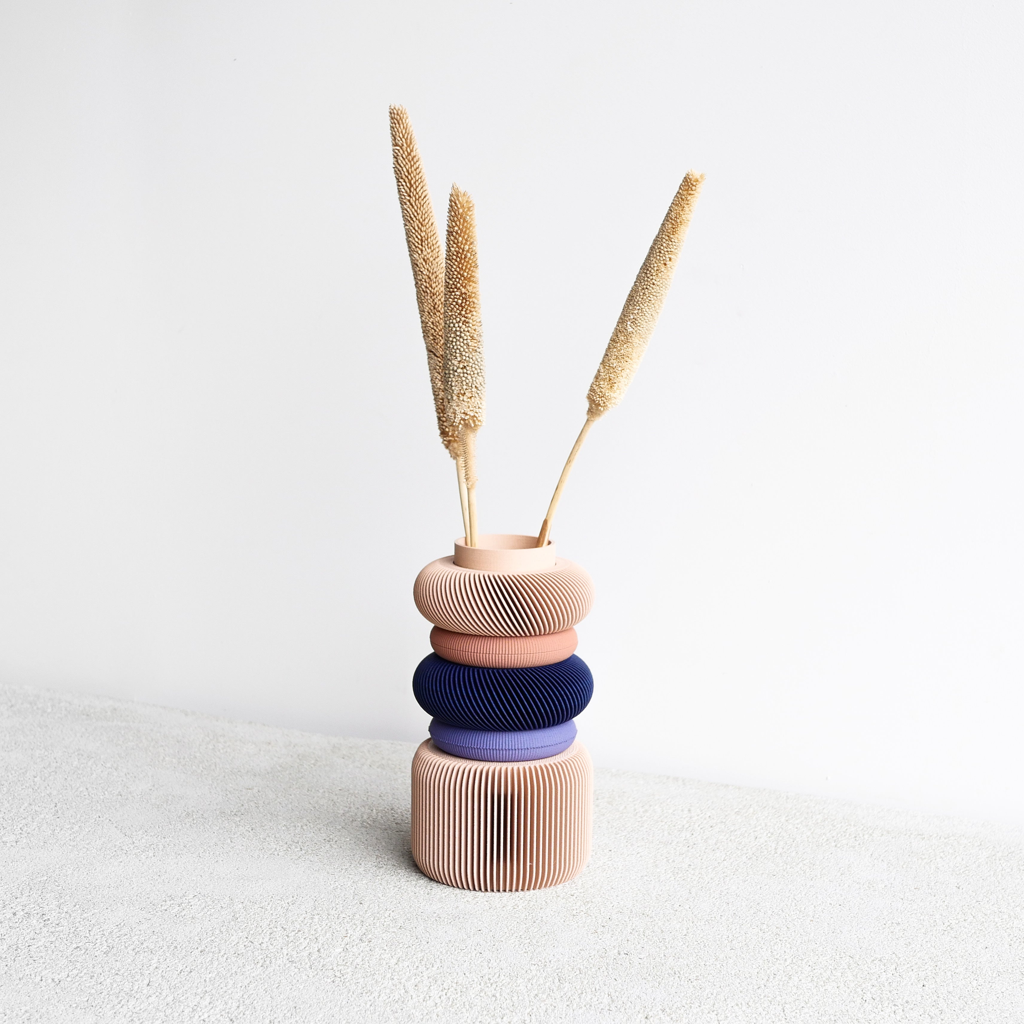 The modular Blush vase is composed of 7 parts that can be rearranged every day !