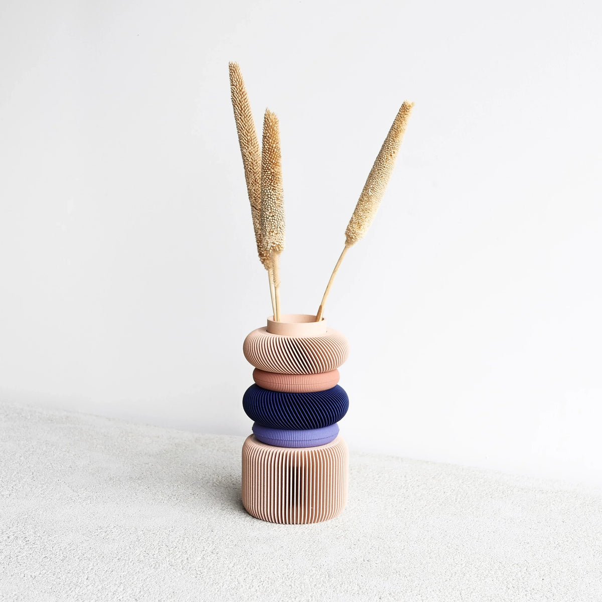 The modular Blush vase is composed of 7 parts that can be rearranged every day !