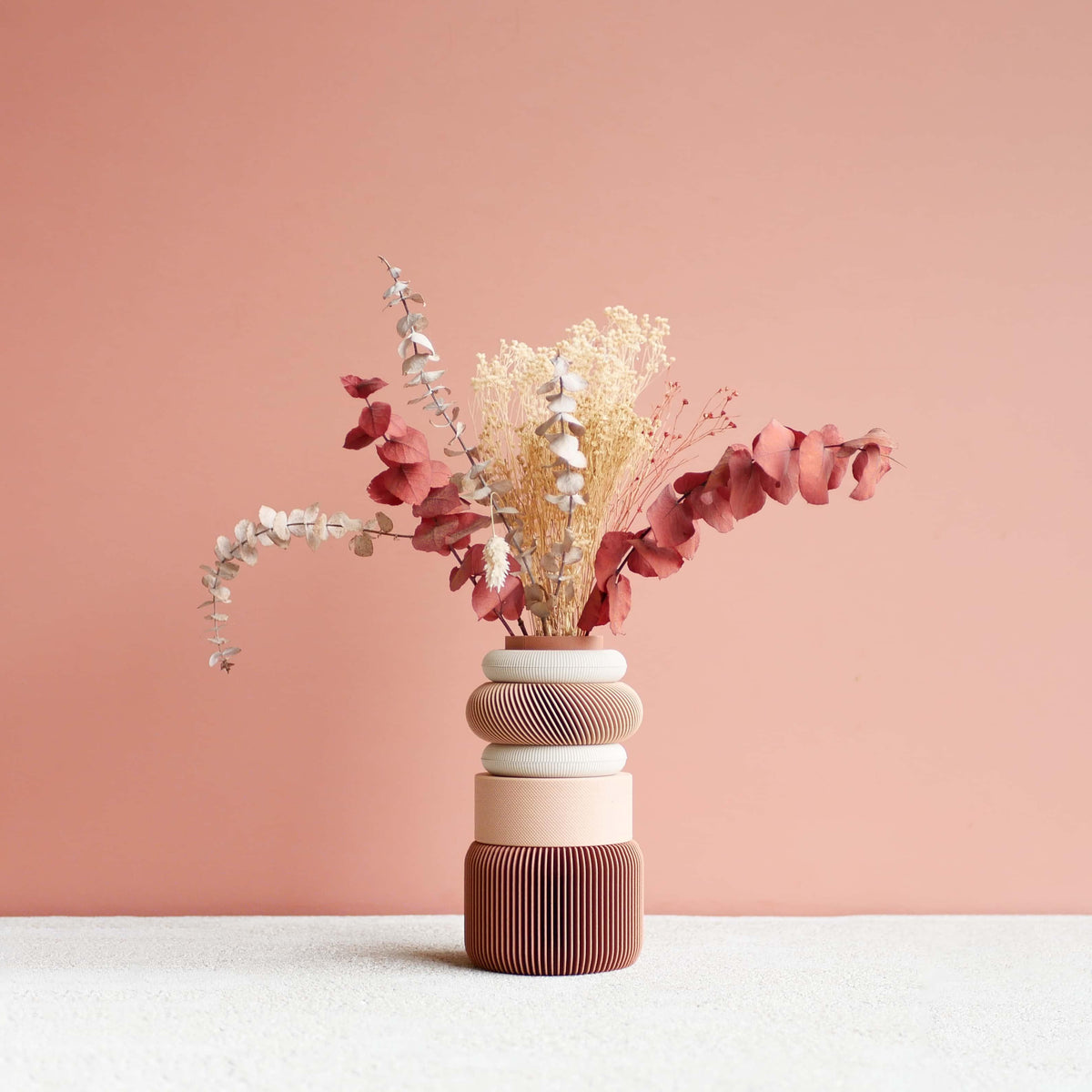 Rosée modular vase in terracotta with dried flowers – minimalist design on soft pink background