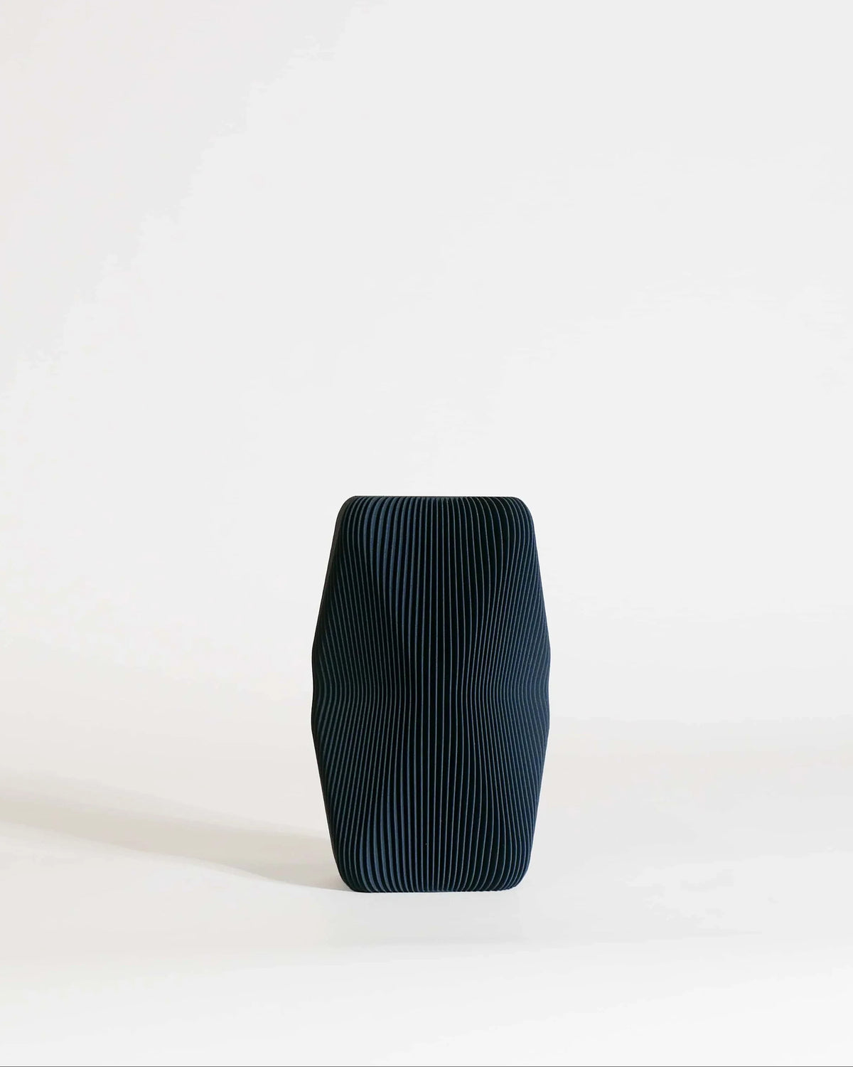 Vase SOHO Bleu seul, silhouette ondulée côtelée torsadée, finition bleu pétrole profond mat, 20cm
