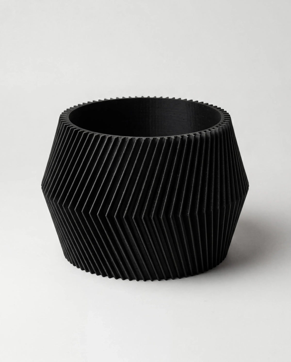 DISSIPAT Geometrischer Übertopf | Mattschwarz