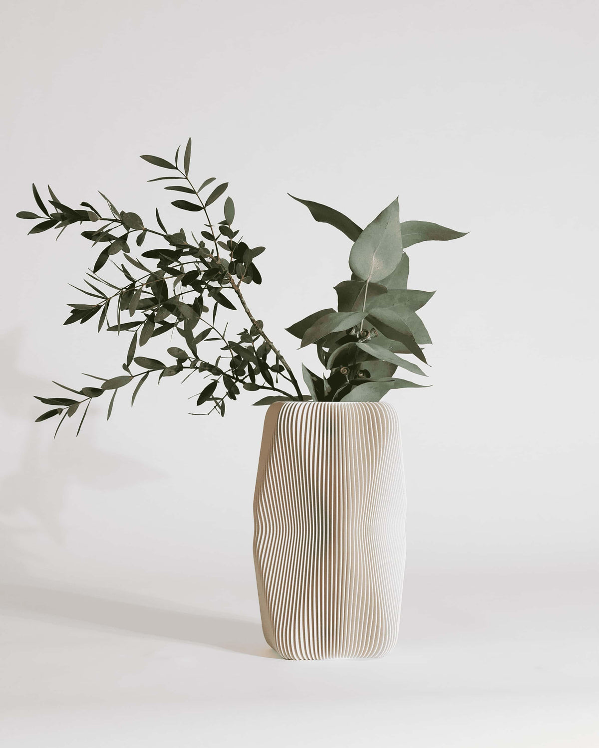 Soho sculptural vase mist white 20cm - wood grain texture detail white background