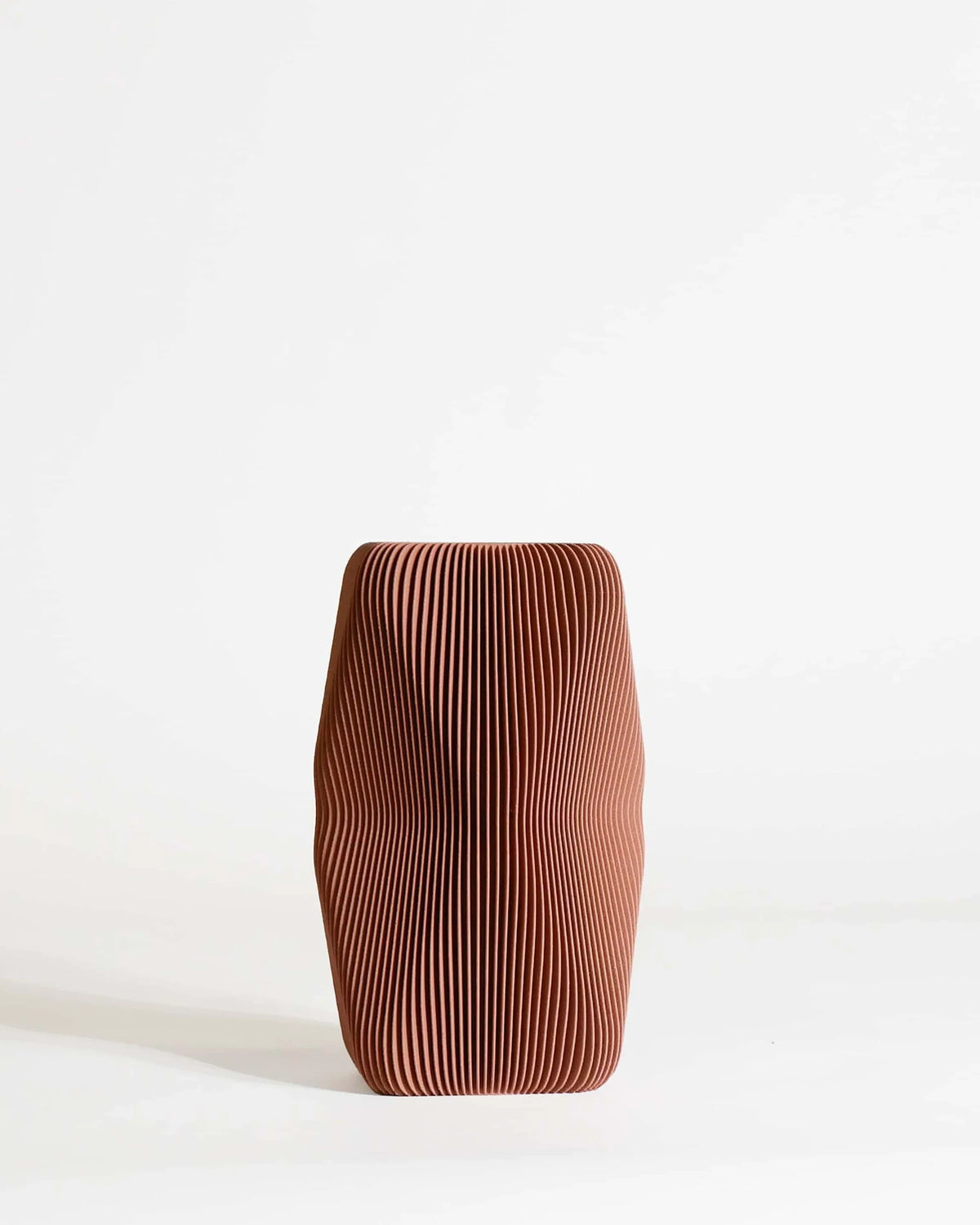 Vase SOHO Terracotta seul, silhouette ondulée torsadée, finition mate, bois biosourcé 20cm