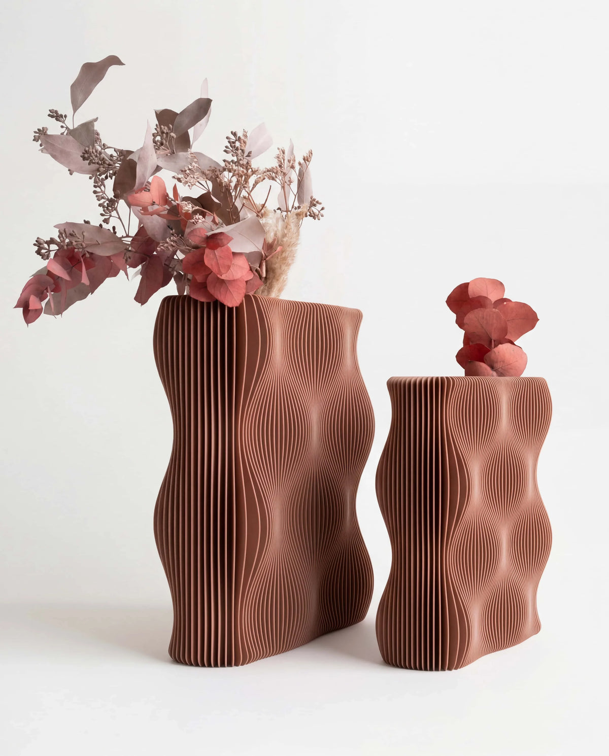 TIDE sculptural vase Terracotta duo 22cm and 28cm with dried pink flowers, wave-ribbed bio-sourced wood
