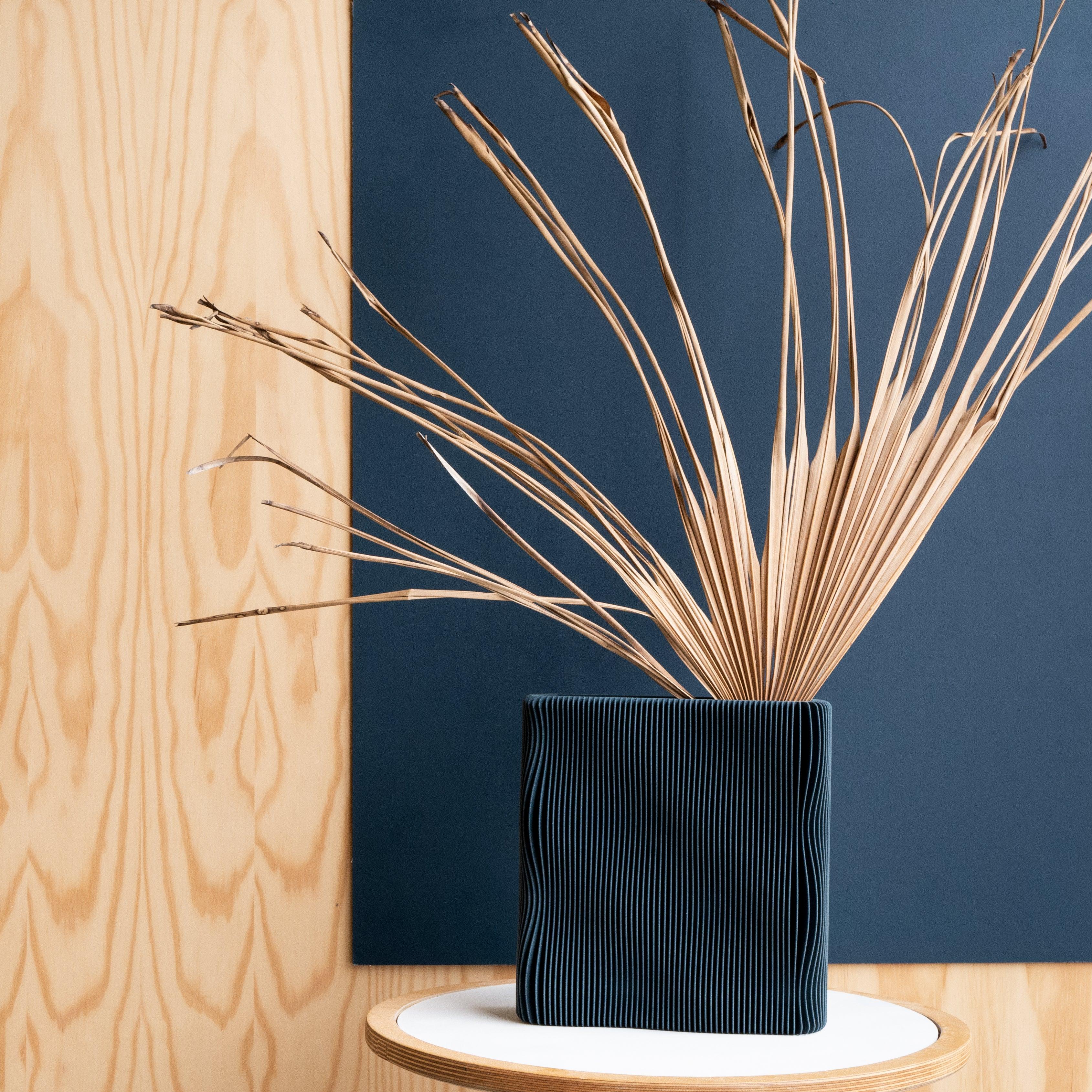 TIDE Vase in deep blue color, perfect for dried flowers and fresh flowers - Minimum Design #color_Blue