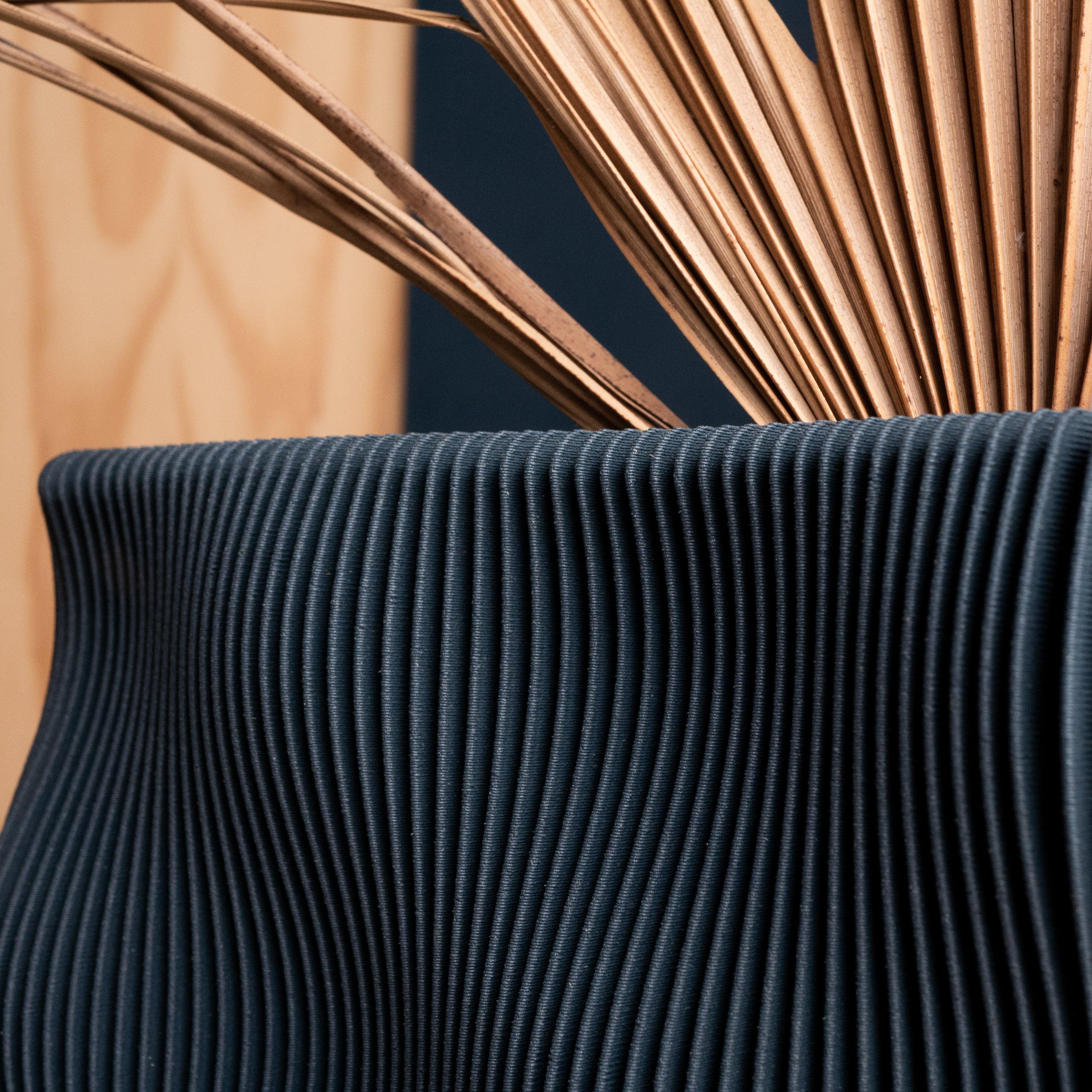 TIDE Vase in deep blue color, a decorative vase for fresh flowers and dried flowers - Minimum Design #color_blue