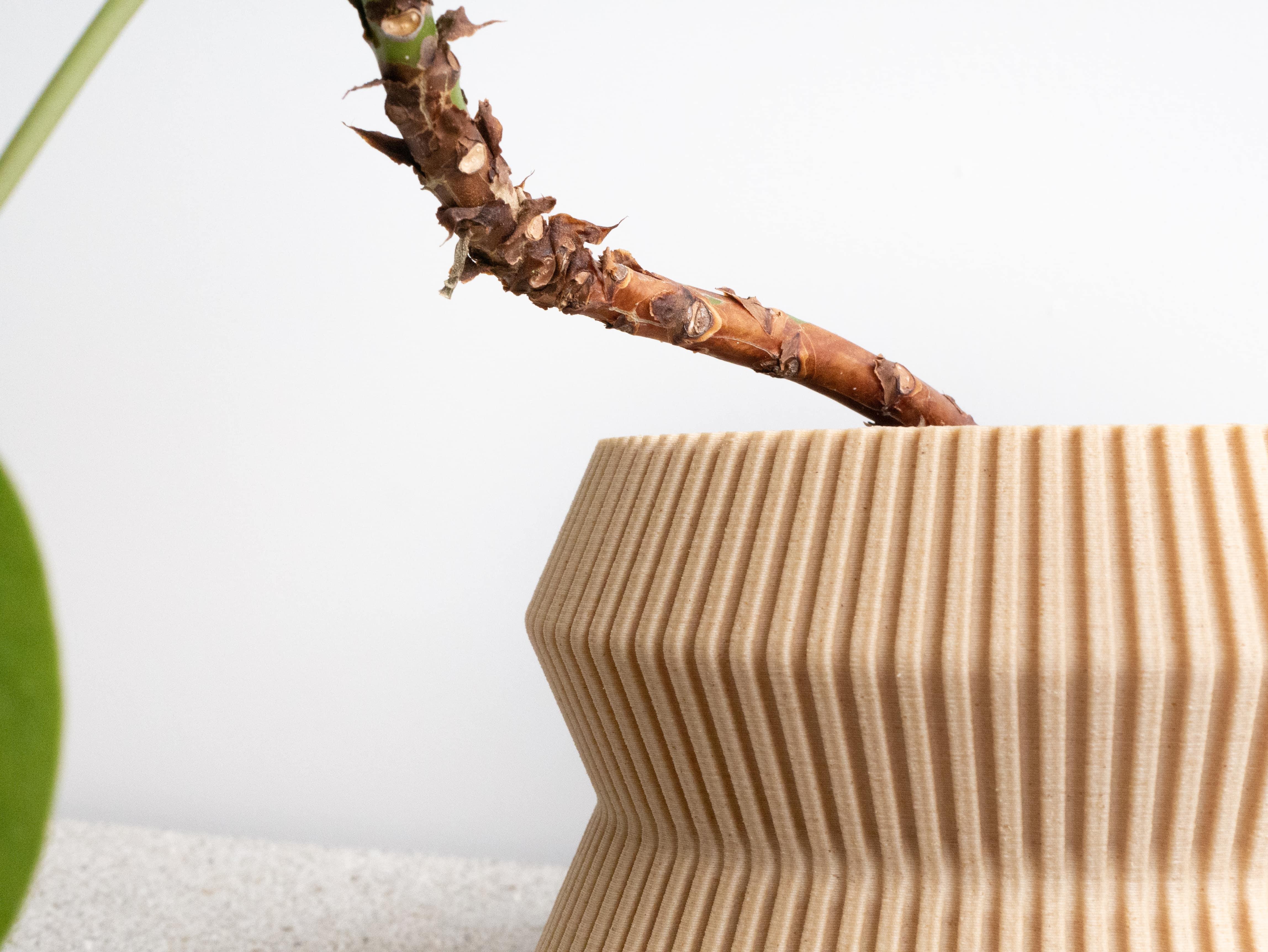 Zoom on the textured details of the ITO Indoor Planter - Minimum Design #color_natural