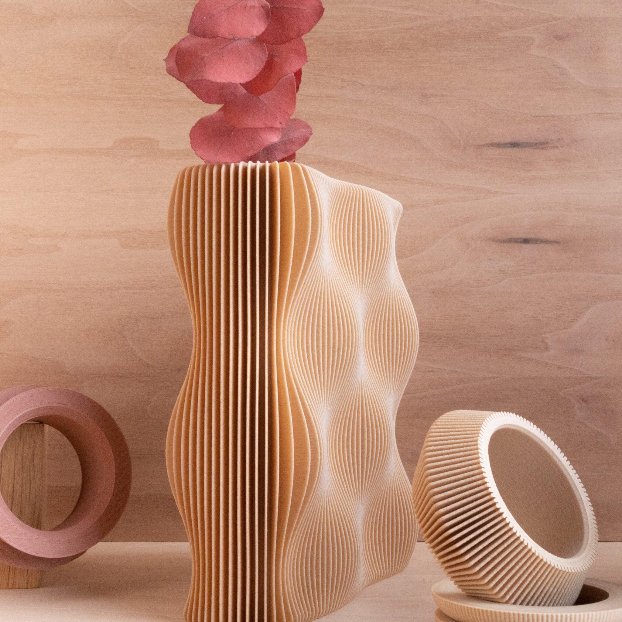 Close-up of the natural wood texture on the TIDE vase #color_natural