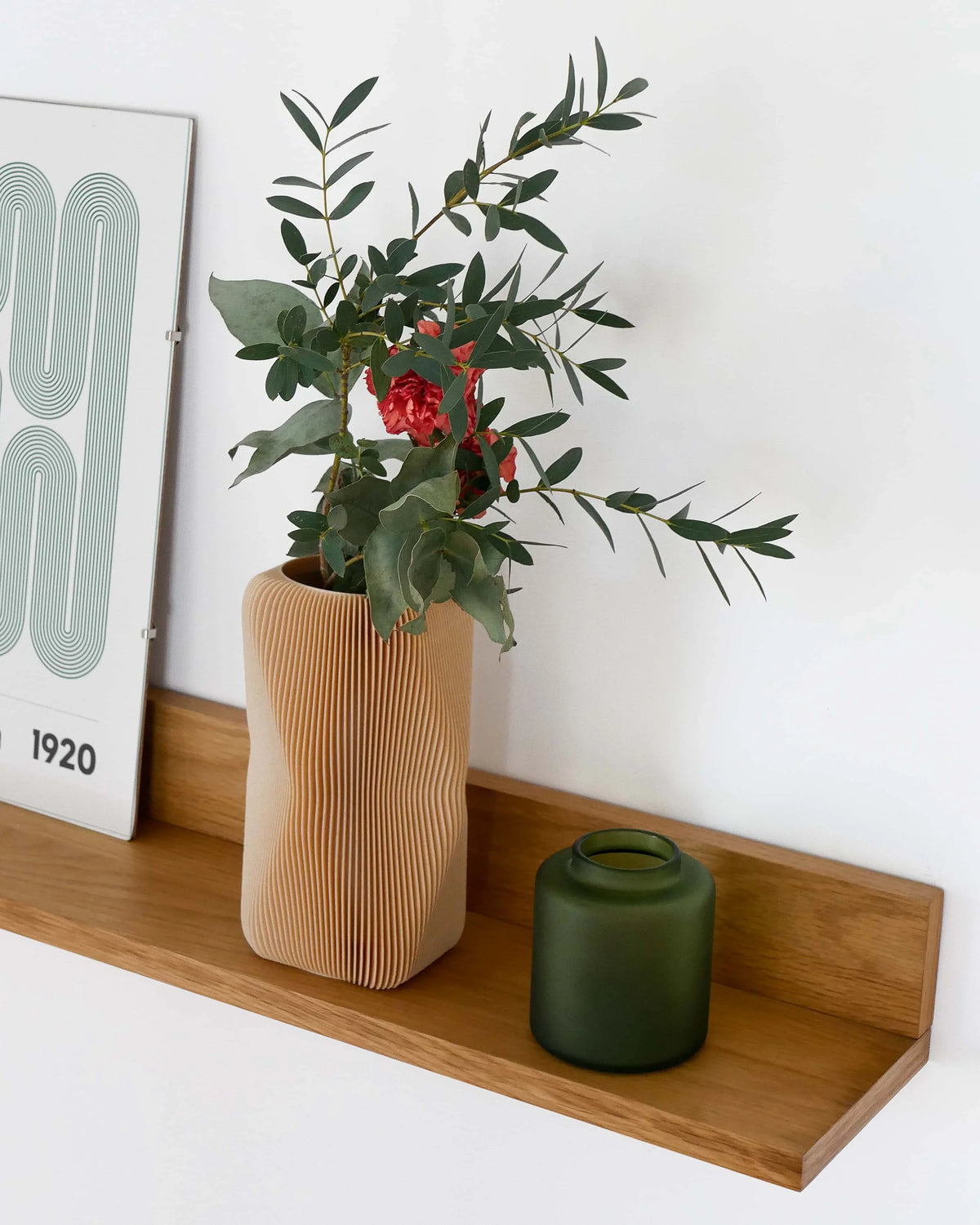 The scupltural vase Soho in beige sand color on a wooden shelf #color_Natural