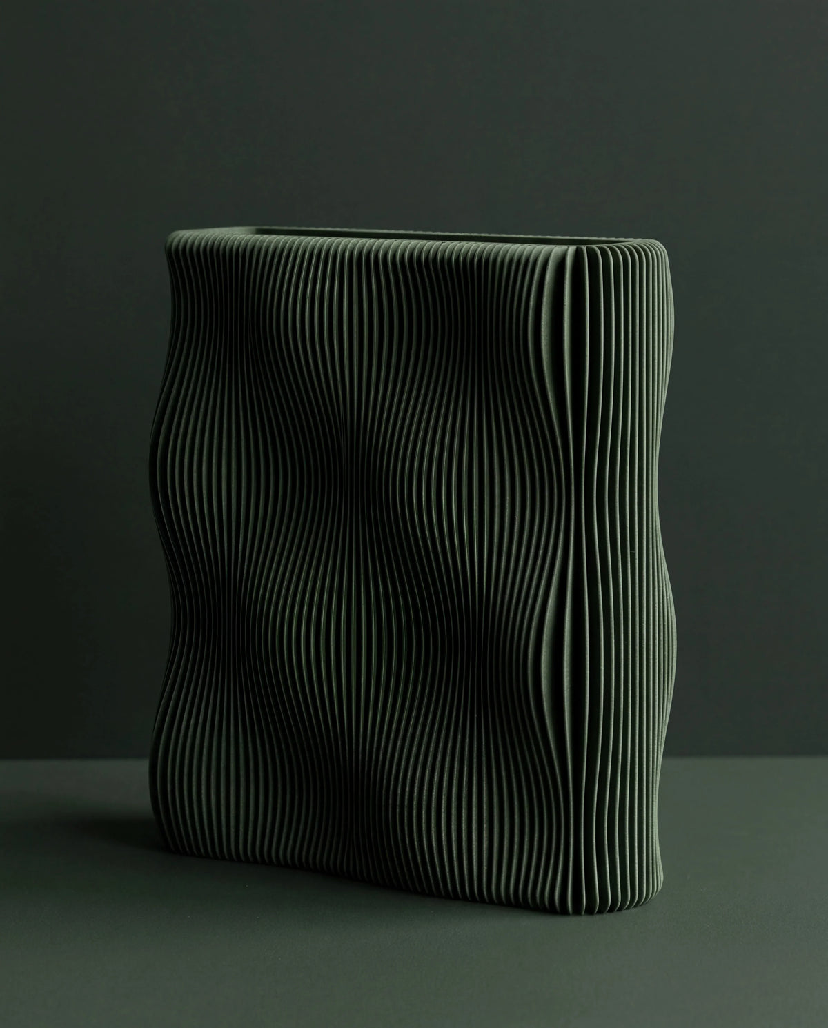 TIDE vase Green standalone, fine wave-ribbed texture, deep forest green matte bio-sourced wood, 22cm