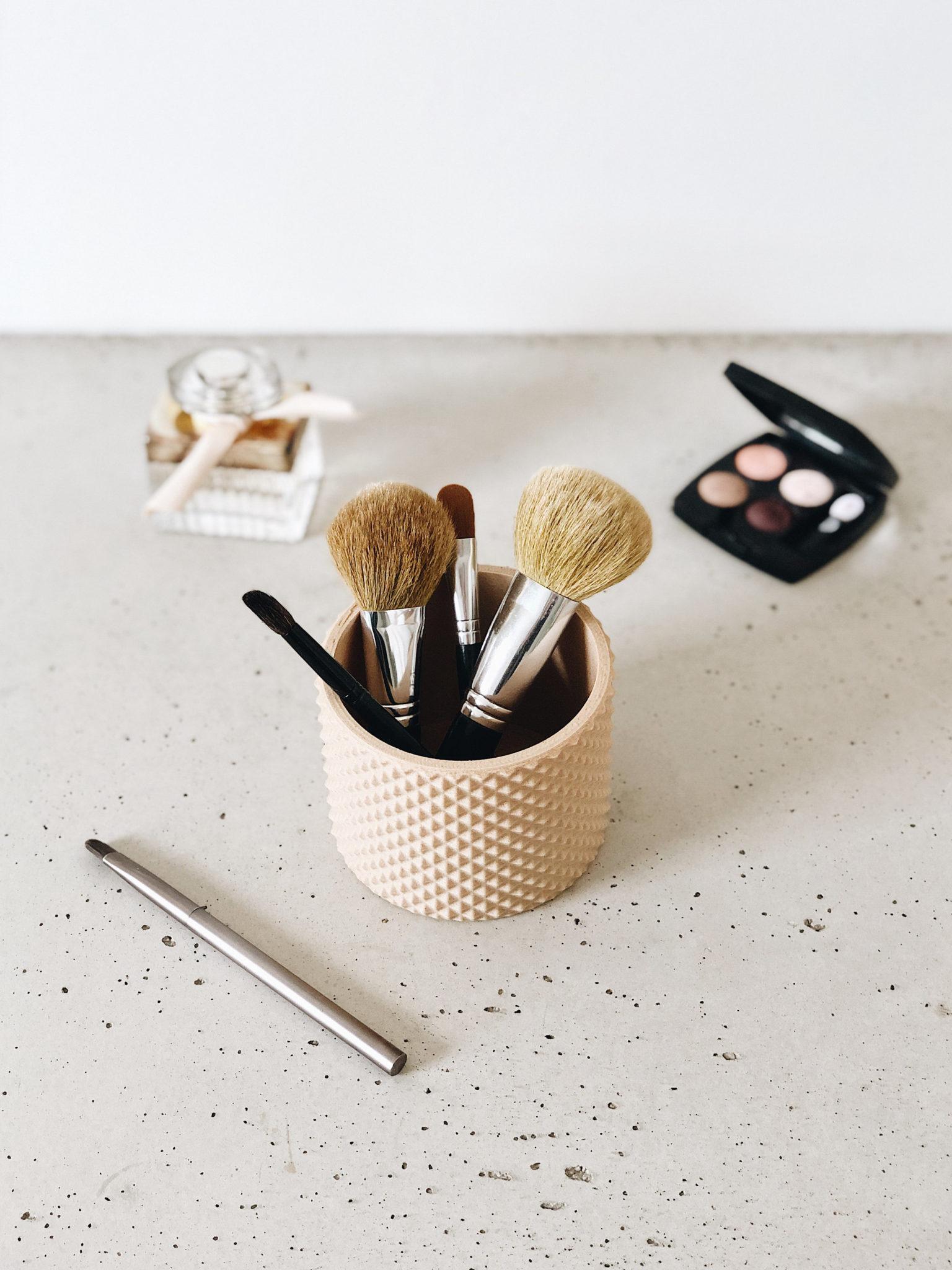 Makeup deals brushes stand